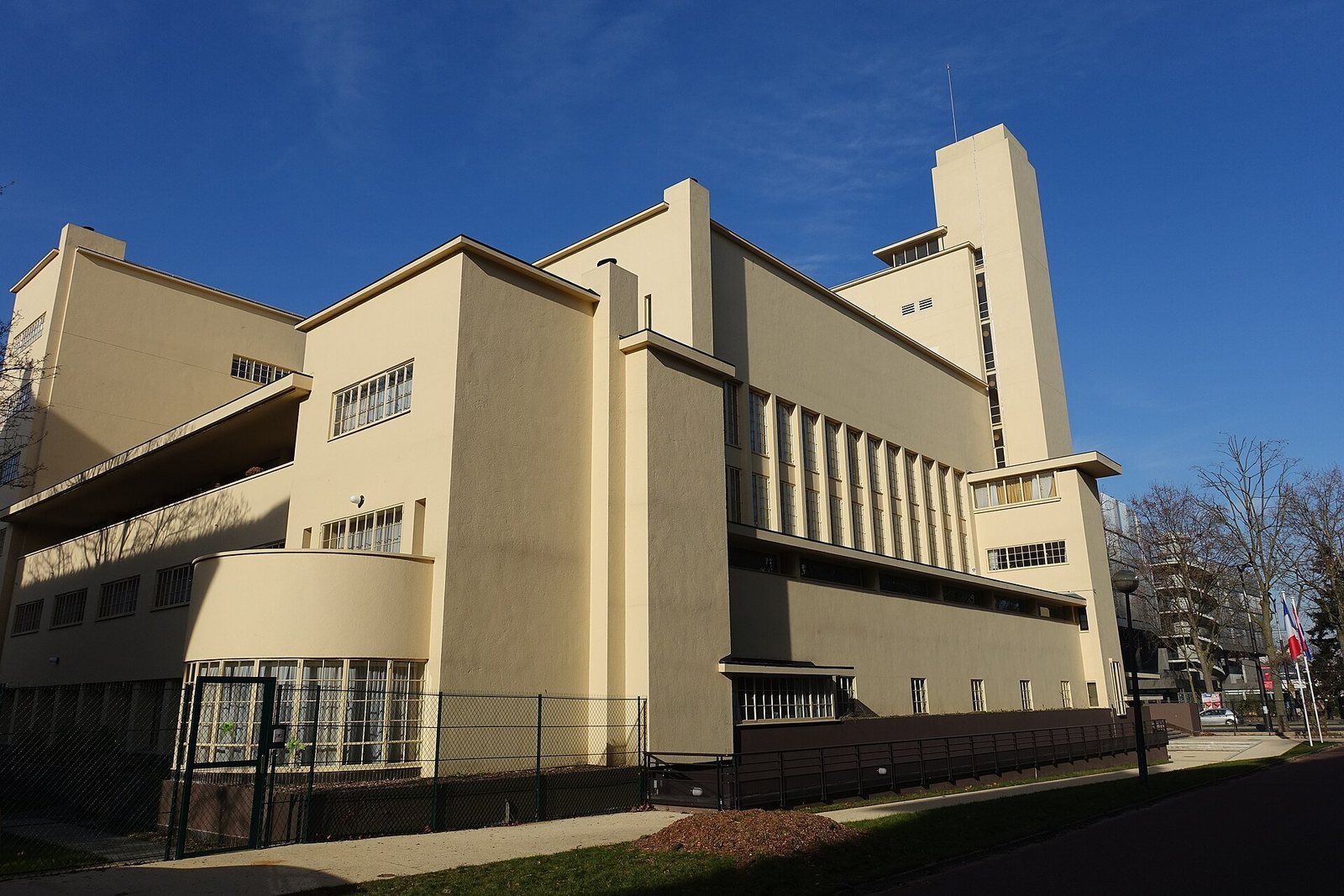 White facade of the Collège néerlandais, designed by Willem Marinus Dudok, at the Cité internationale universitaire de Paris