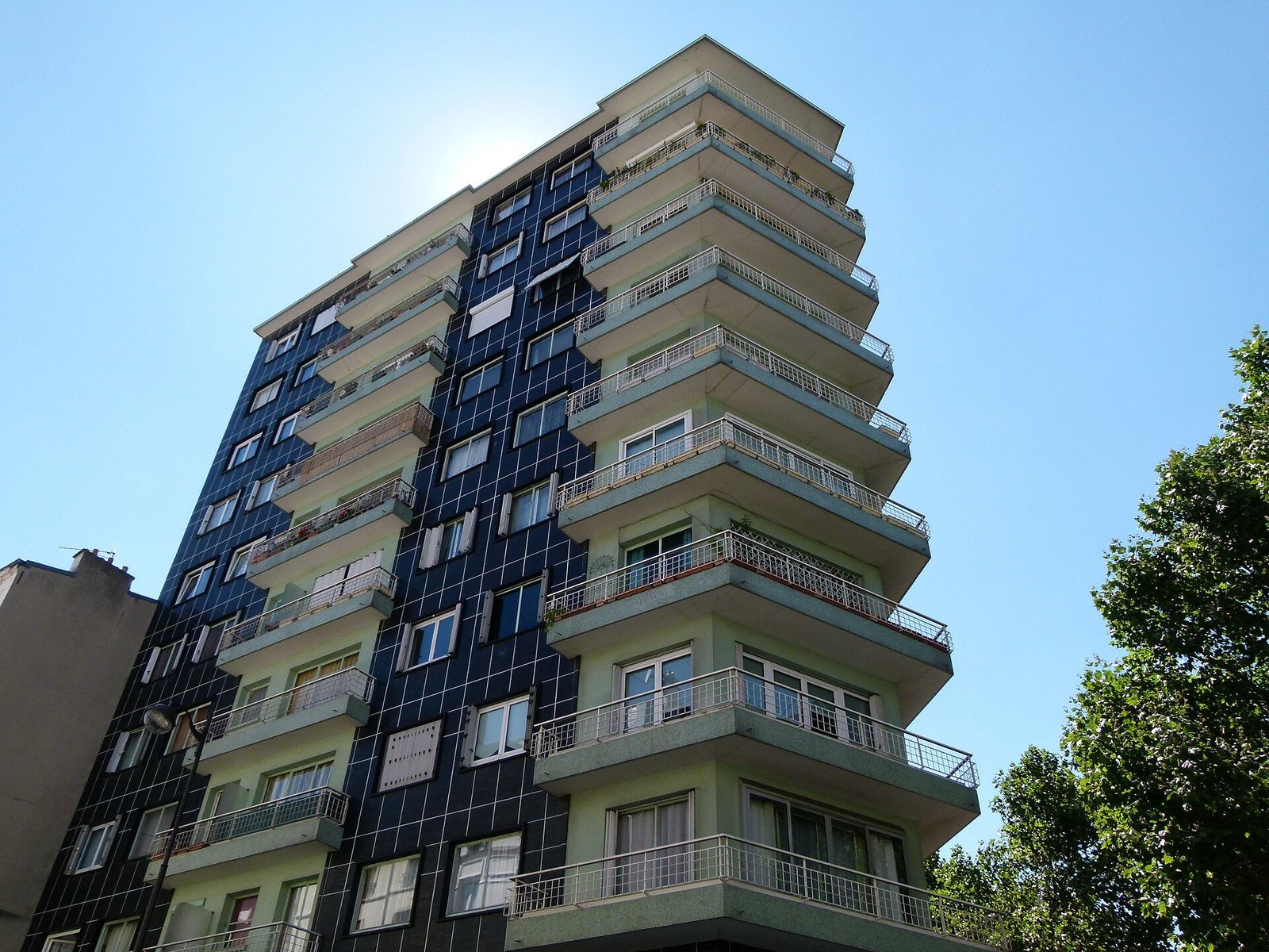 Residential building on the corner of rue Daguerre and avenue du Maine in the 14th arrondissement